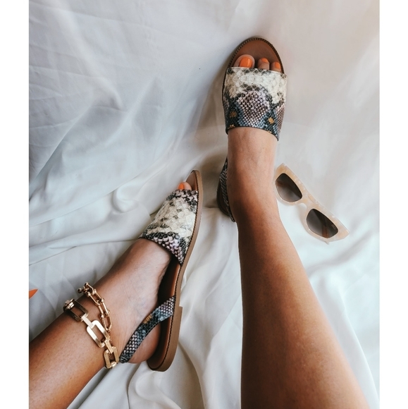 🚨FEW PAIRS LEFT// Snake print Sandal - Picture 3 of 6